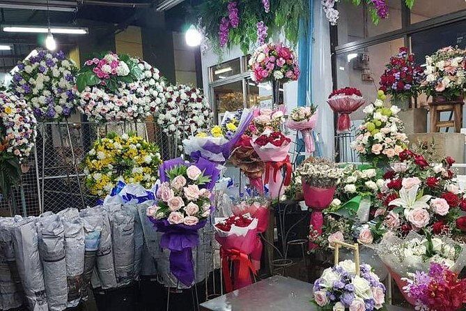 Chiang Rai Food & Night Market Walking Tour with Local Host - Discover Chiang Rais Night Markets and Iconic Sights with a Local Guide