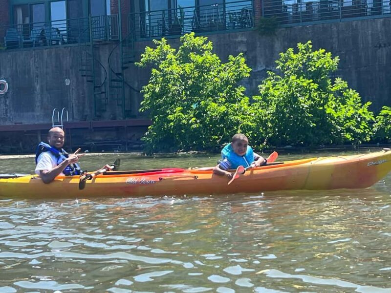 Chicago: 2-Hour Kayak Rental from North Rockwell - A Quiet Escape in the Heart of Chicago