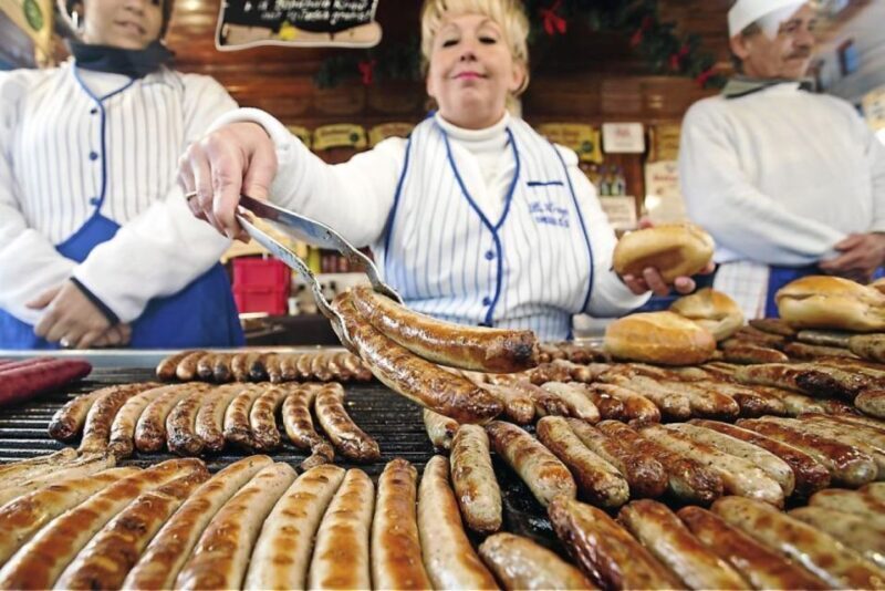 Chicago: Guided Holiday Walking Tour and Food Sampling - Key Points