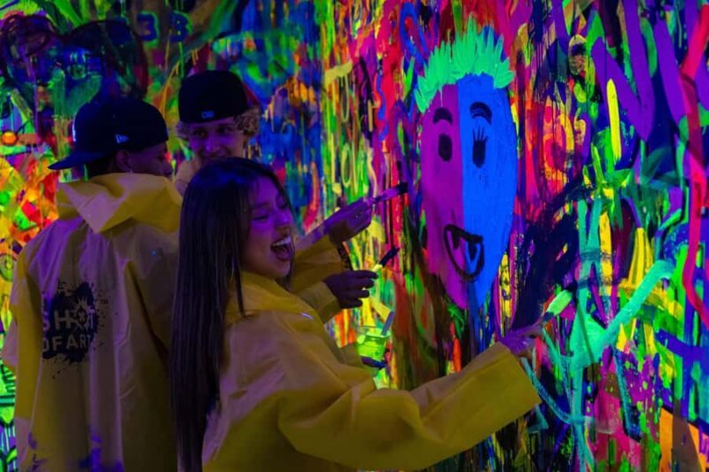 Chicago: Shooting & Spinning Art Experience (Neon Lights) - Key Points
