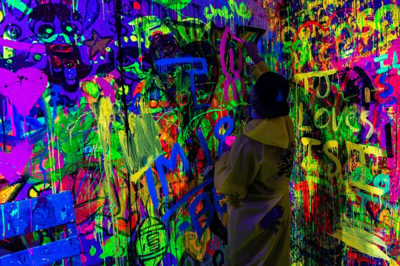 Chicago: Shooting & Spinning Art Experience (Neon Lights) - The Sum Up