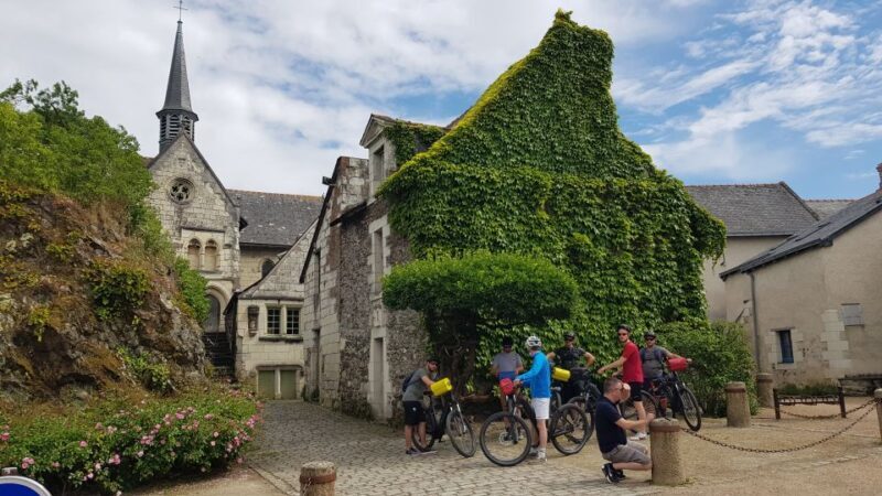 Chinon: Bicycle Tour of Saumur Wineries with Picnic Lunch - Discovering the Loire Valley on Two Wheels