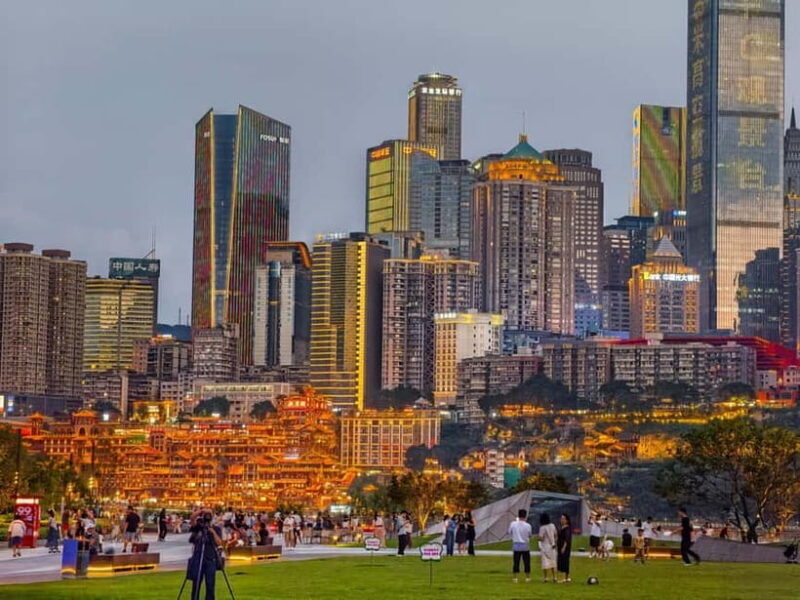 Chongqing: Food Tour with Old Town and Magical Night Views - Exploring Hidden Alleyways and Family Restaurants