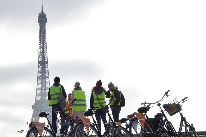 City bike tour on a dutch bike - Exploring the Parisian Highlights on Two Wheels