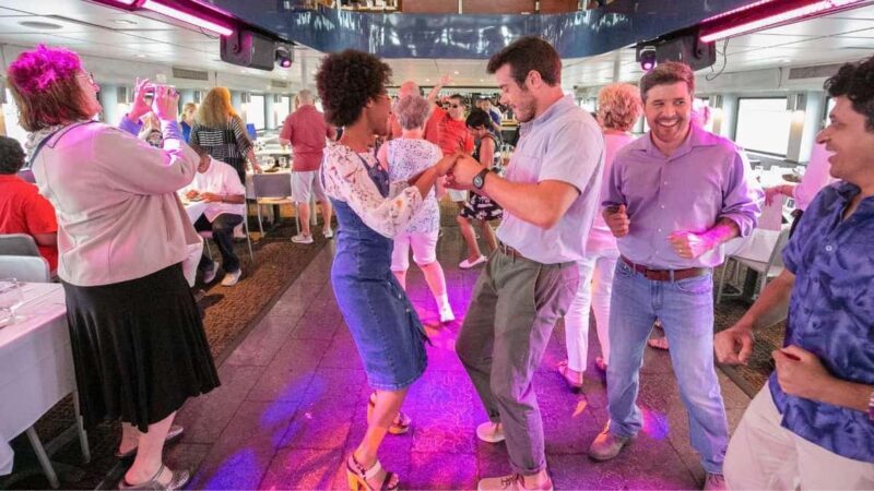 City Cruises Chicago: Lake Michigan Lunch or Dinner Cruise - A Deep Dive into the Lake Michigan Lunch or Dinner Cruise Experience