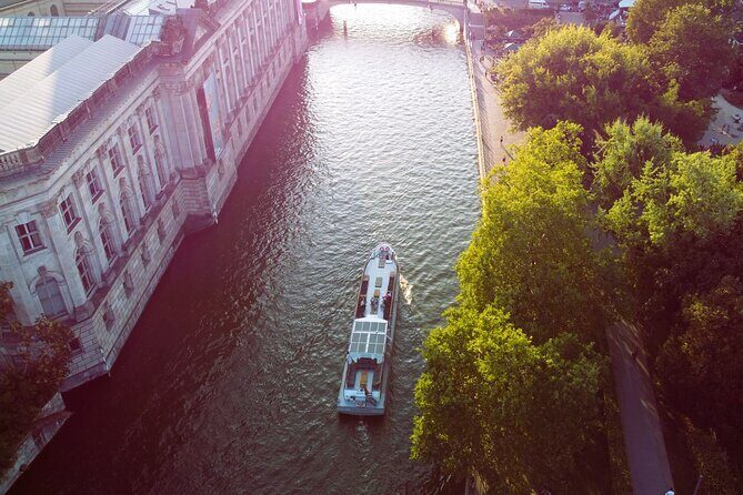 City lounge trip with the lounge ship through Berlin - Who Will Love This Tour?