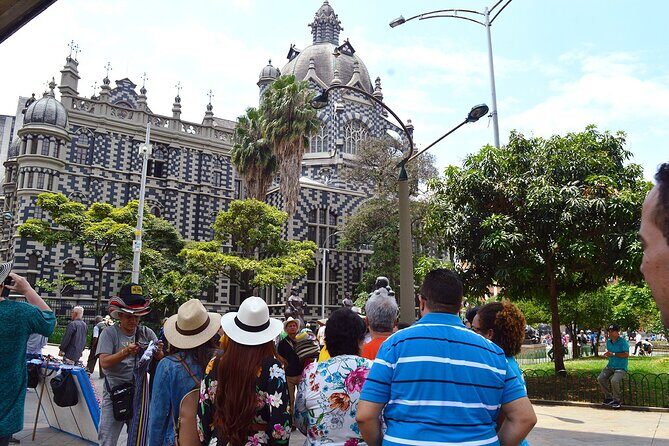 City Tour + Commune 13 Medellin - In-Depth Look at the Medellín City + Commune 13 Tour