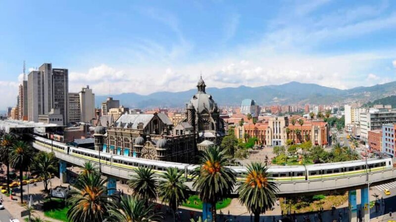 City Tour: Graffiti Tour Comuna 13 + Downtown Medellín - Experiencing Medellín: Graffiti, History, and Stunning Views in One Tour