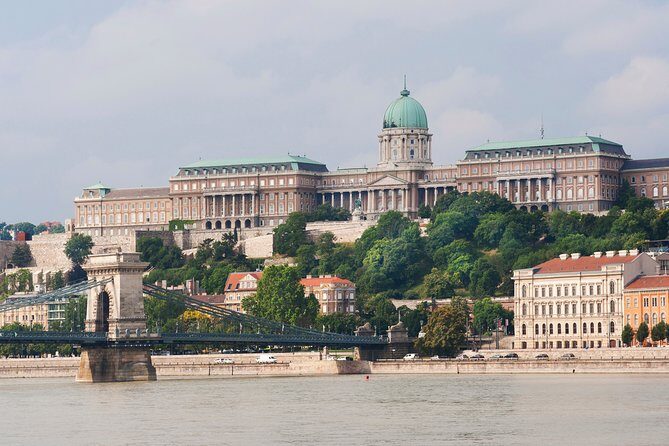 Classic Walk in Budapest Historical Center - Key Points