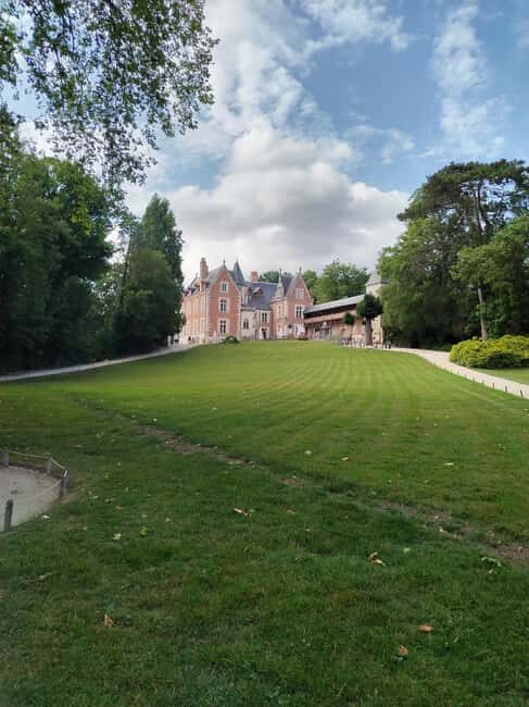 Clos Lucé: Da Vinci's Castle Private Guided Tour with Ticket - Who Will Benefit Most?
