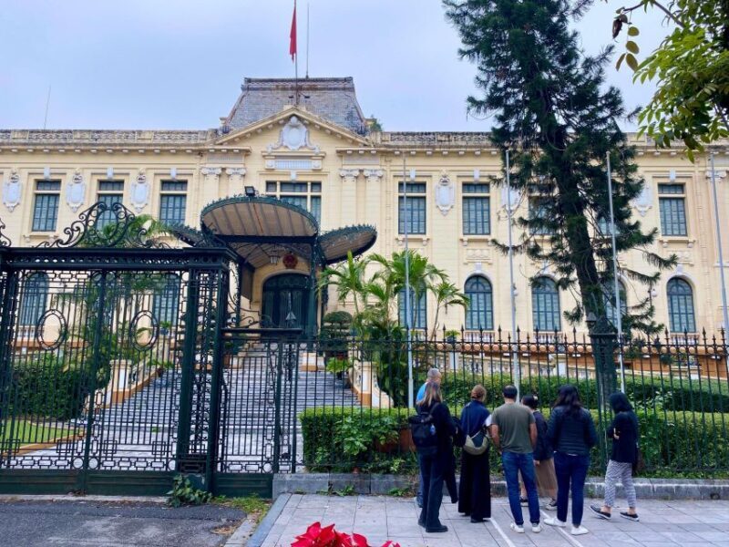 Coffee, History, and Architecture of the French Quarter - Landmark Stops: A Walk Through History and Architecture