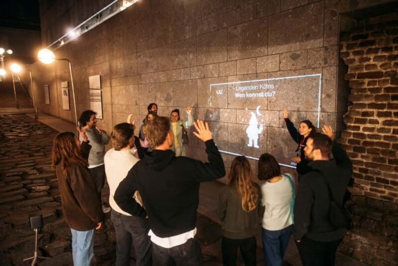 Cologne: Cologne Cathedral & Old Town in the evening  interactive tour with projector - Experience Cologne’s Old Town and Cathedral After Dark