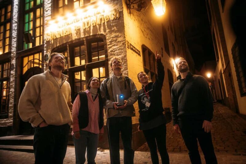 Cologne: Cologne Cathedral & Old Town in the evening  interactive tour with projector - Key Points