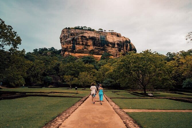 Colombo to Kandy Shuttle with Dambulla Sightseeing Tour - Key Points