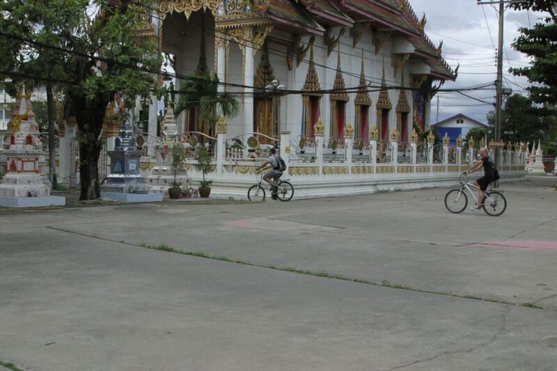 Colors Of Bangkok: 4-Hour Small Group Bike Tour - Group Dynamics and Pacing