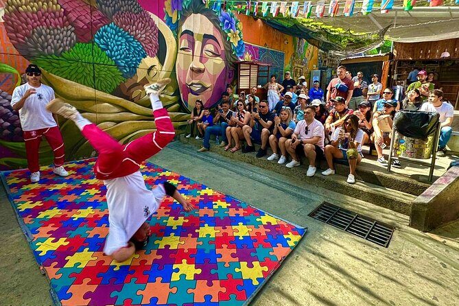 Commune 13 art and color - Key Points