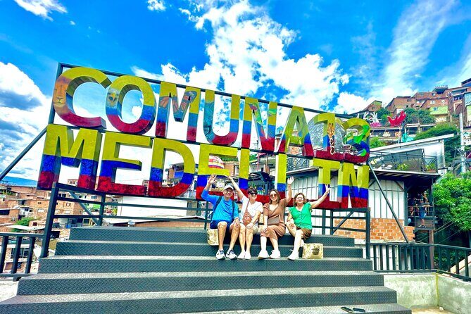 Commune 13 art and color - A Close Look at the Commune 13 Art and Color Tour