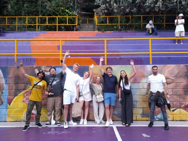 Comuna 13: Graffiti tour & Street Food/drink with telesferic - Exploring the Comuna 13 Graffiti Tour & Street Food Experience