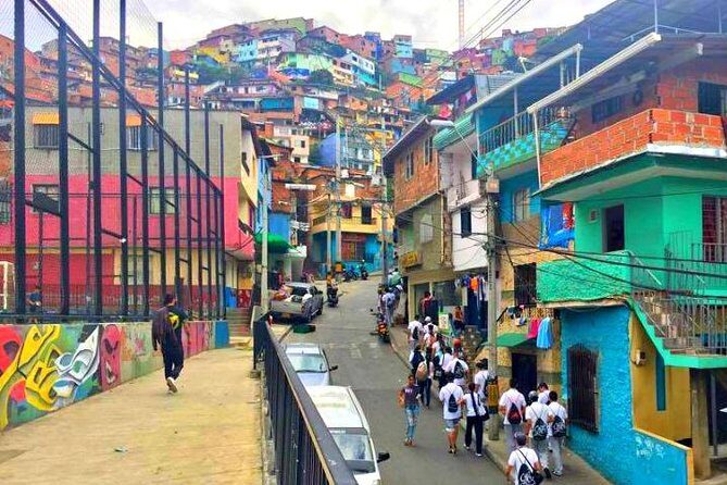 Comuna 13 tour and cable car - Key Points