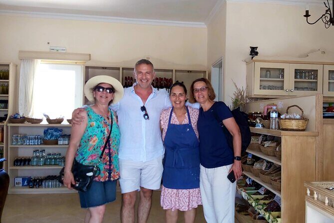 Cork & Fork Tour in Santorini with 2 Wineries and Lunch - The Itinerary: A Well-Curated Journey through Santorini’s Vineyards and Flavors