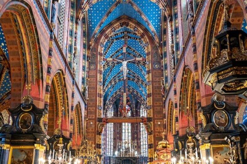 Cracow's Old Town sightseeing & St. Mary's Basilica Visit - Key Points