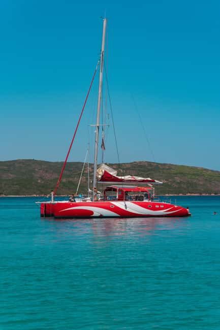 Cruising on a sailing maxi-catamaran - Key Points