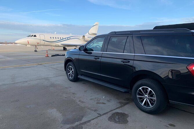 Curbside Sedan Transportation from O'Hare or Midway Airport to Downtown Chicago - Welcome to Chicago: Your Stress-Free Arrival Begins Here