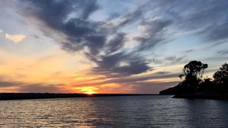 Dana Point: Evening Harbor Wine Cruise with snacks - Key Points