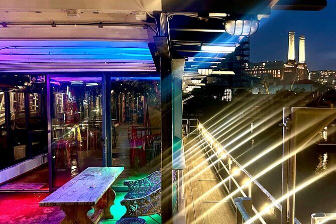 Dark Comedy on Battersea Barge - Location and Atmosphere