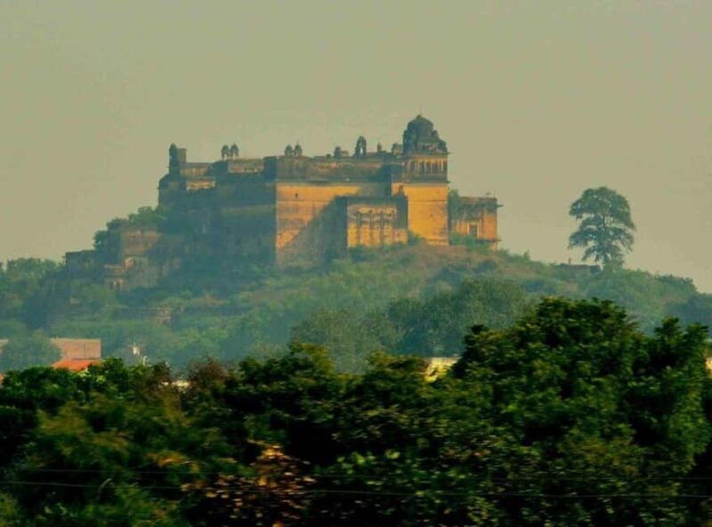 Datia: Bir Singh Palace, Peetambara Peeth & Sonagiri Tour - Key Points
