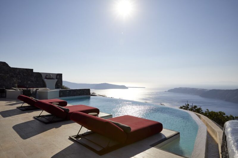 Daybed Relaxation with infinity pool use with caldera views - Experience the Ultimate Relaxation with Caldera Views in Greece