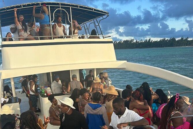 DE Hip Hop Boat Party for Adults and Free Drinks Only - Who Will Love This Tour?
