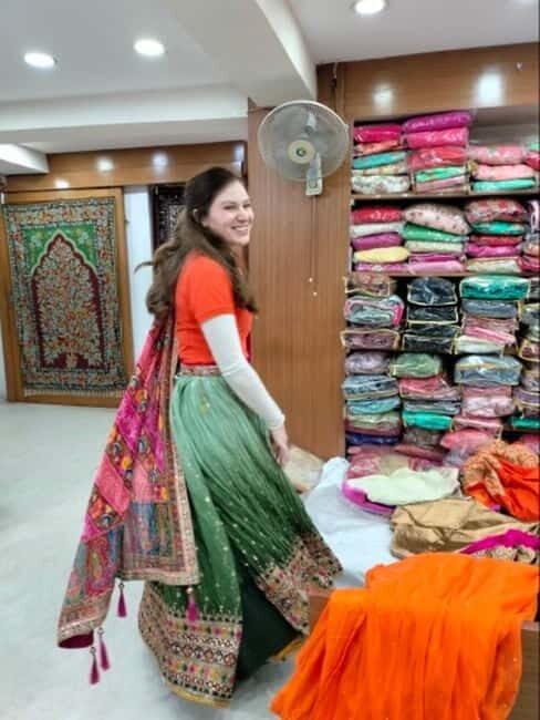 Delhi: Customized Shopping Tour with Female Consultant - Exploring Delhi with a Personal Shopping Guide
