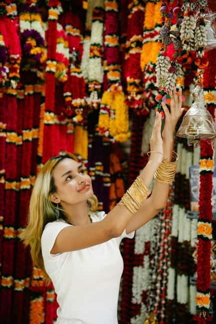 Delhi: Guided Shopping Tour Experience with Female Expert - An In-Depth Look at the Delhi Shopping Experience