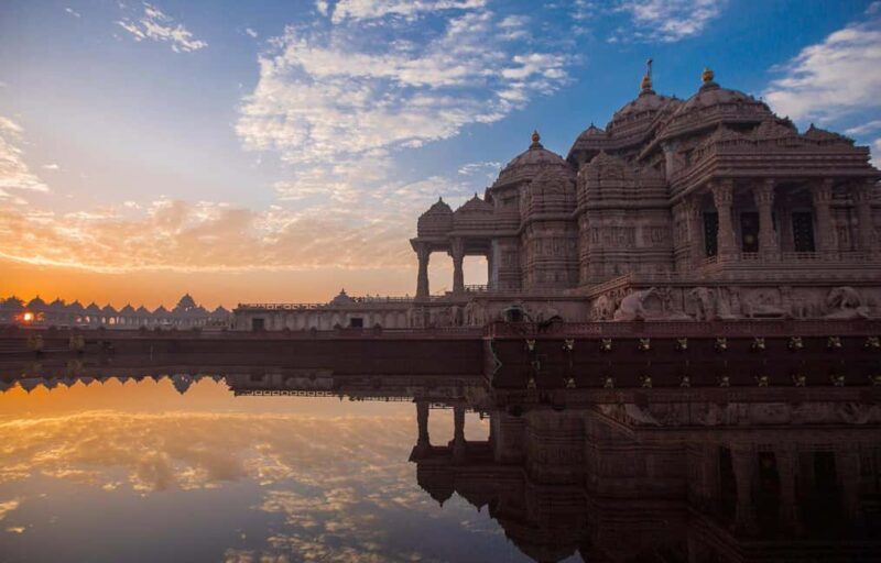 Delhi: Old Delhi, Akshardham Temple, and Light Show Tour - Discover Old Delhi and Akshardham: A 7-Hour Cultural Journey for Curious Travelers