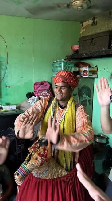 Delhi: Street Performers Walk Local Tour - Key Points