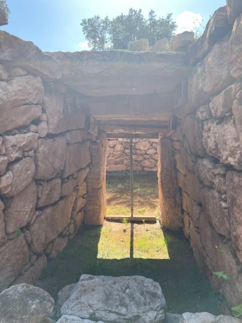 Delphi: Easy Hike from the Monastery to the Mycenaean tomb - The Sum Up