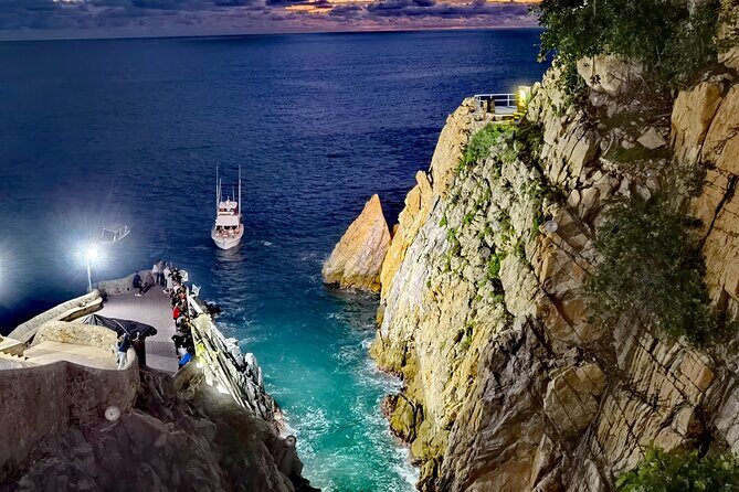 DeLuxe Cliff Divers+Sunset Exhibition byNight w/Different Options - An In-Depth Look at the DeLuxe Cliff Divers Tour