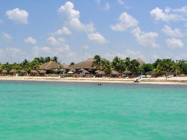 Deluxe Private Boats - 27 ft Sea Ray - Exploring Cozumel’s Secluded Shores with a Private Boat