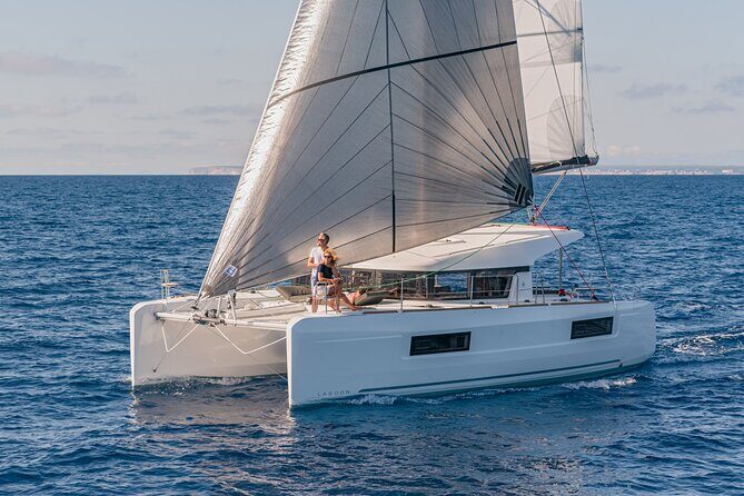 Deluxe Private Boats - 40 ft Catamaran - Key Points