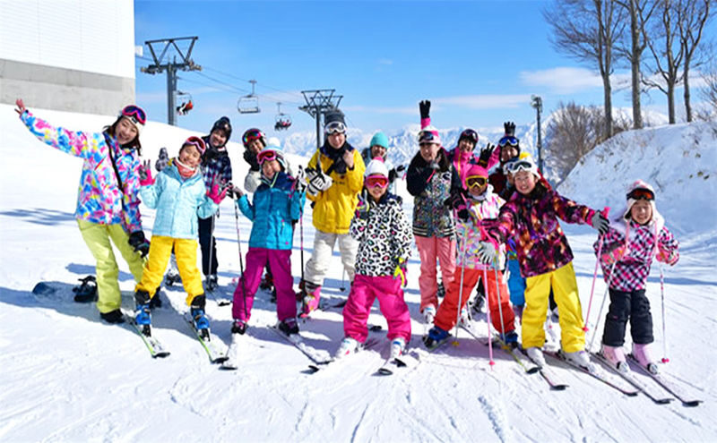 Departure from Tokyo | Mt. Fuji Yeti Skiing x Konohana Onsen Hot Spring Day Trip | Optional Single Transfer/Includes Ski Equipment Rental - A direct ride to Mount Fuji’s snow