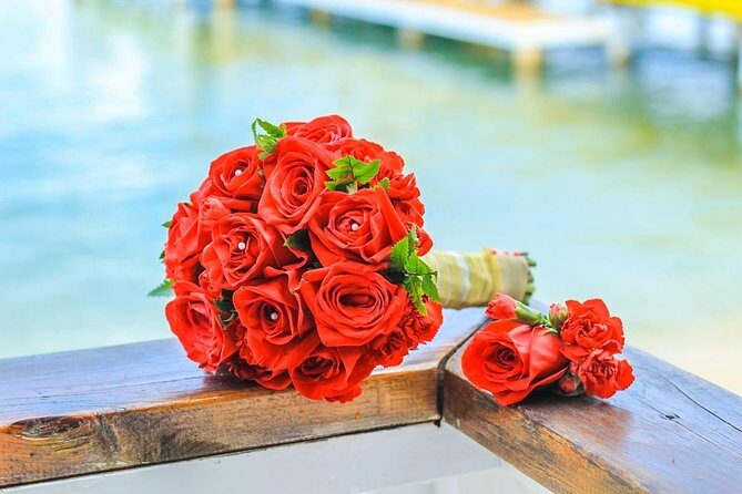 Destination Wedding on Roatan's beach (Cruise or Sunset) - Key Points