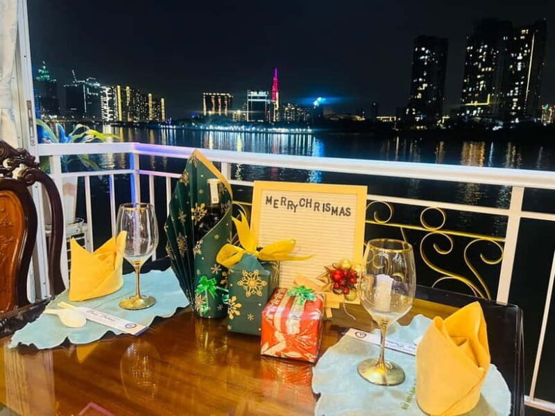 Dinner on Cruise with Buffet/Set menu with live music - An In-Depth Look at the Dinner Cruise Experience