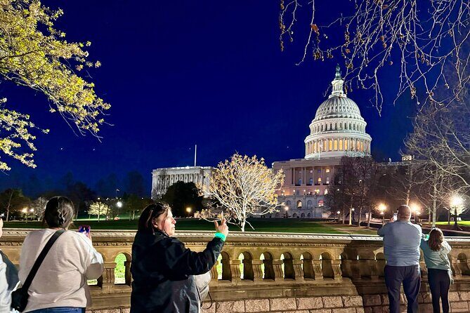 Discounted DC Night Tour With Magic LED- Snacks, LED Bracelets - Discover Washington DC’s Nighttime Charm with a Guided LED-Illuminated Tour