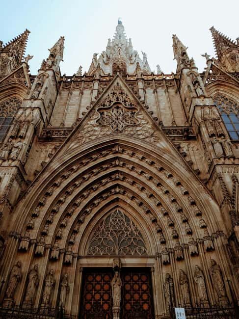 "Discover Barcelona: Private Tour in Arabic with Expert Guide" - Who Should Consider This Tour?