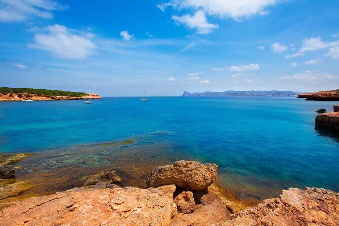 Discover Cala Bassa and Cala Comte on board a catamaran - Authentic Reviews and Perspectives