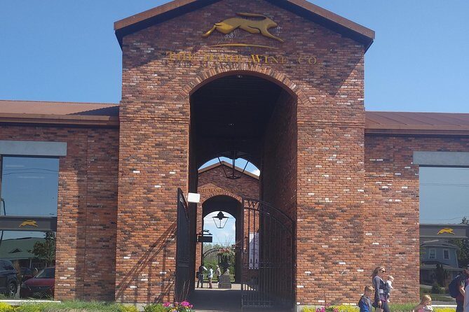 Discover Niagara's hidden gems on a private tour - An In-Depth Look at the Niagara Private Beverage Tour