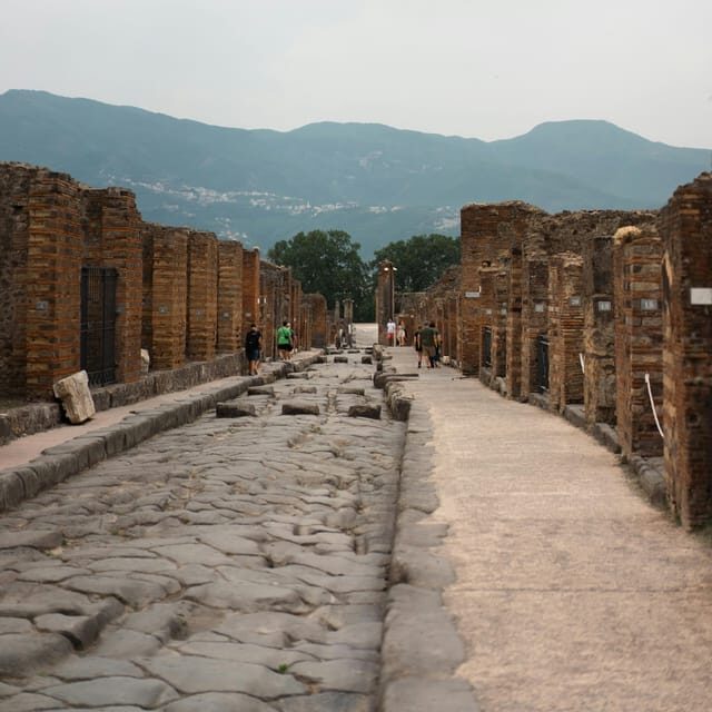 Discover Pompeii: English Walking Tour of the Buried City - Meeting Point and Initial Impressions