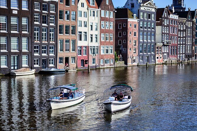 Discover the Channel Quarter in Portuguese: 1.5 hours in the water - Who Will Love This Tour?