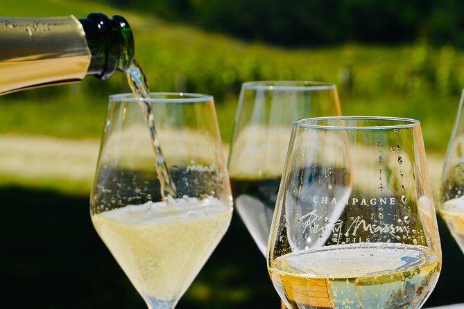 Discovery of a Champagne from Vintner, from the cellar to the tasting - A Closer Look at the Tour Experience